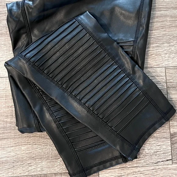 7 For All Mankind Black Faux Leather Moto Leggings NWOT Size L - Picture 8 of 16